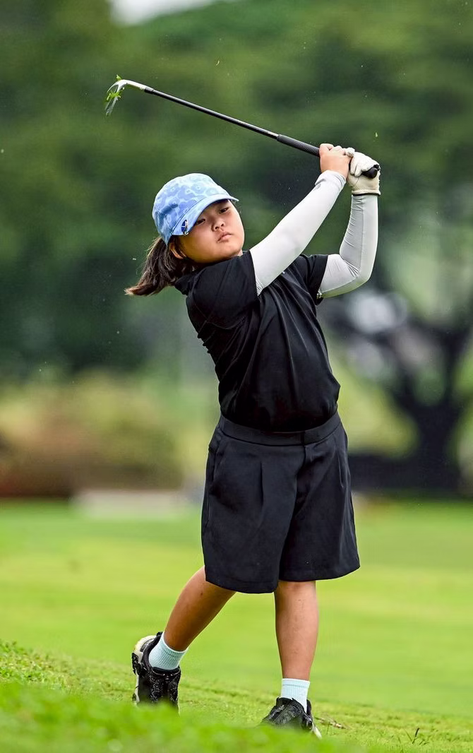 Junior program students during a golf session